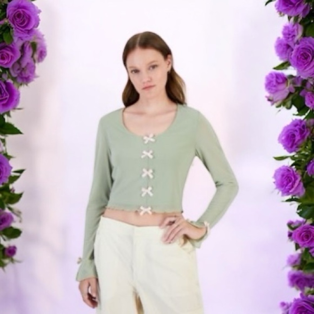 Mesh crop top with pink bowdetail